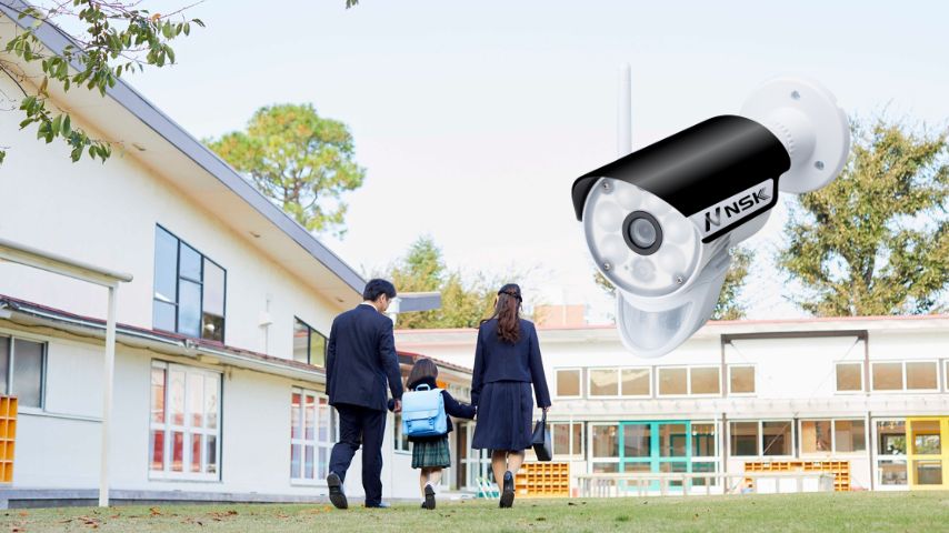 小学校にAI搭載防犯カメラを導入するイメージ画像